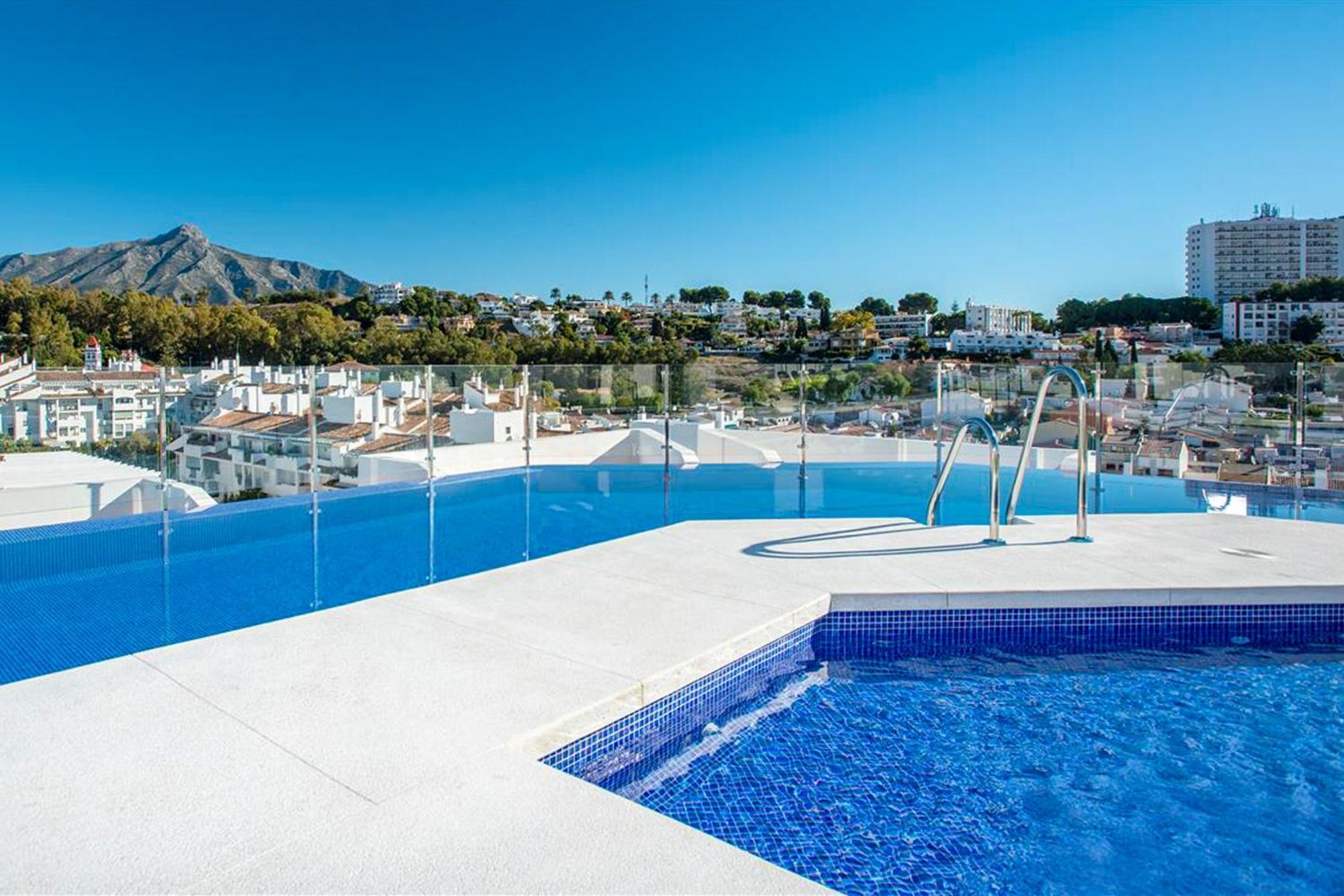 3 Bed Nueva Andalucia 5 Min Drive To Banus Apartment