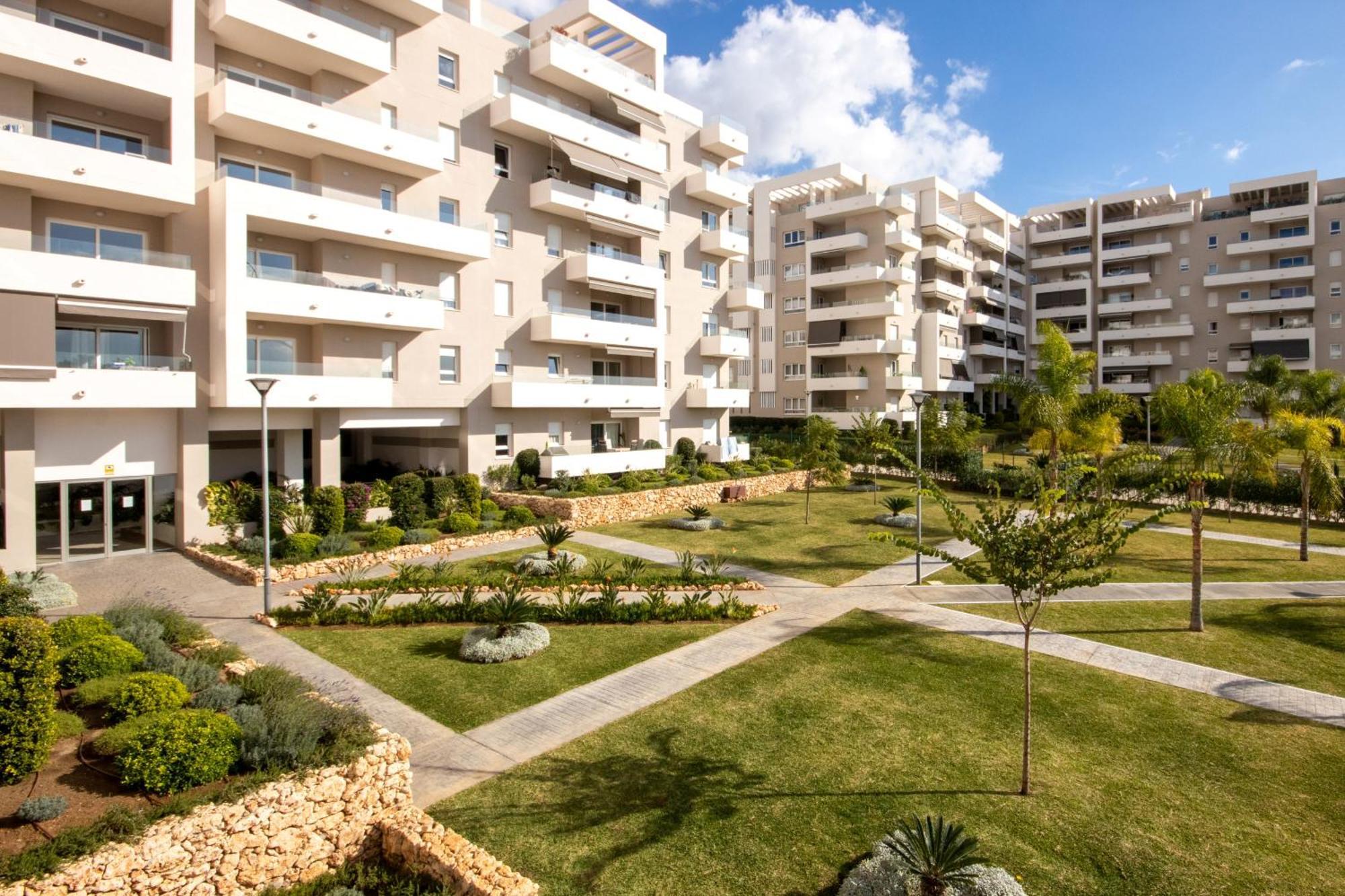 3 Bed Nueva Andalucia 5 Min Drive To Banus Apartment